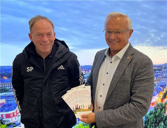Landrat Achim Hallerbach und Bewegungsmanager Stefan Puderbach schließen sich der „Comeback der Bewegung“-Kampagne des Landessportbundes an. Foto: Kreisverwaltung