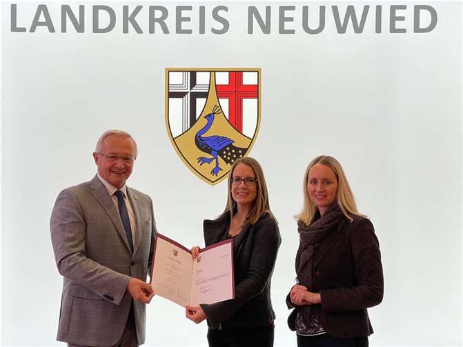 Landrat Achim Hallerbach und Büroleiterin Diana Wonka freuen sich, dass Dr. Simone Meyer (Mitte) die Leitung des Neuwieder Gesundheitsamtes übernimmt.Foto: Kreisverwaltung Neuwied