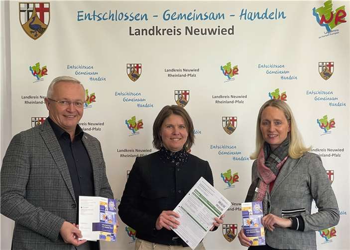 Landrat Achim Hallerbach und Büroleiterin Diana Wonka dankten Helena Hasbach (Mitte) für ihre Arbeit als Zensus-Koordinatorin.  Foto: Kreisverwaltung Neuwied / Ulf Steffenfauseweh