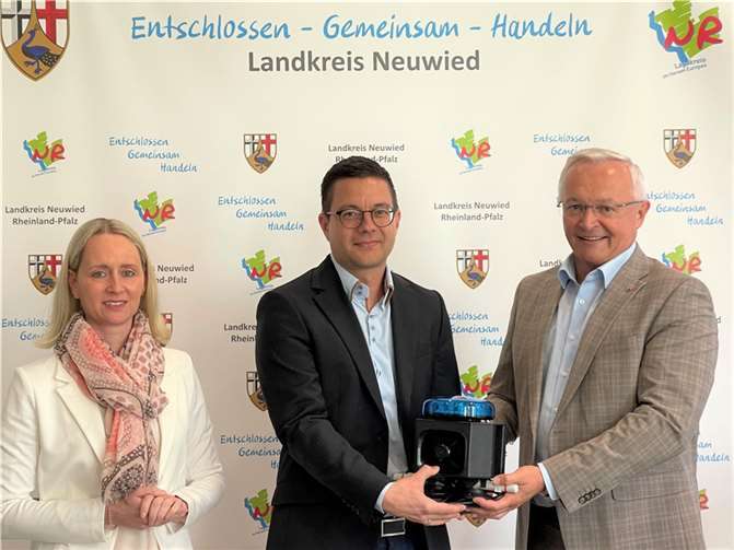 Landrat Achim Hallerbach und Büroleiterin Diana Wonka begrüßen Mario Becker als neuen Leiter der Abteilung für Ordnung, Verkehr und Rechtsangelegenheiten. Becker ist ein echtes Eigengewächs der Kreisverwaltung.  Foto: Kreisverwaltung Neuwied/Ulf Steffenfauseweh