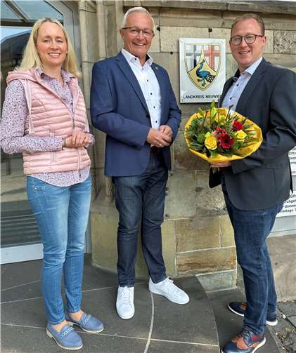 Landrat Achim Hallerbach und Büroleiterin Diana Wonka begrüßten Philipp Rasbach bei Dienstantritt als neuen 1. Kreisbeigeordneten ab dem 1. Mai 2024 im Kreishaus.  Foto: Thomas Herschbach