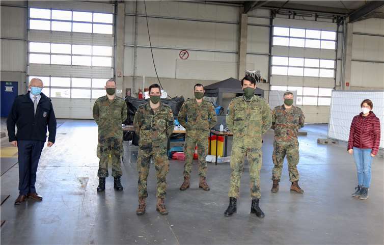 Landrat Achim Hallerbach und Dr. Corinna Trapp mit Soldatinnen und Soldaten in der Fieberambulanz.Fotos:Kreisverwaltung