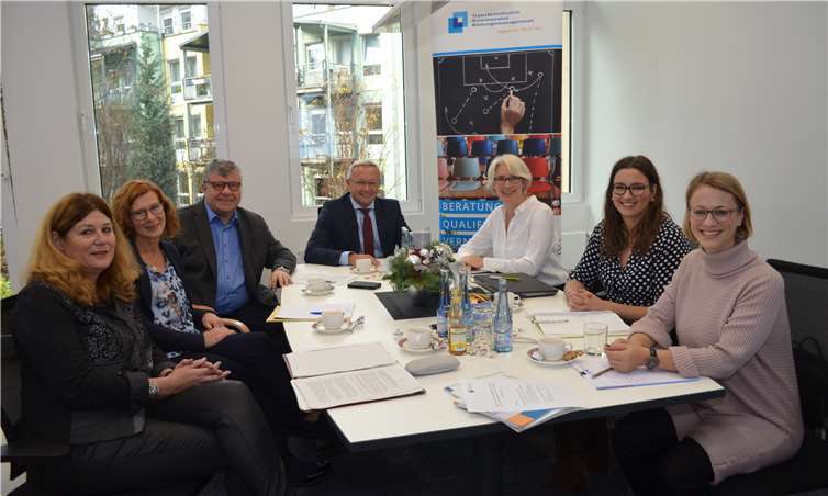 Landrat Achim Hallerbach und Dr. Katja Wolf, Leiterin der Transferagentur, hielten nun die Ziele für die weitere Zusammenarbeit fest (von rechts): die Kommunalberaterinnen Greta Wieskotten, Charlotte Winkler, Leiterin Dr. Katja Wolf, Landrat Achim Hallerbach, Beigeordneter Michael Mahlert, Schulreferentin und Projektleiterin Mechtild Laupichler und die Bildungskoordinatorin für Neuzugewanderte, Andrea Oosterdyk.