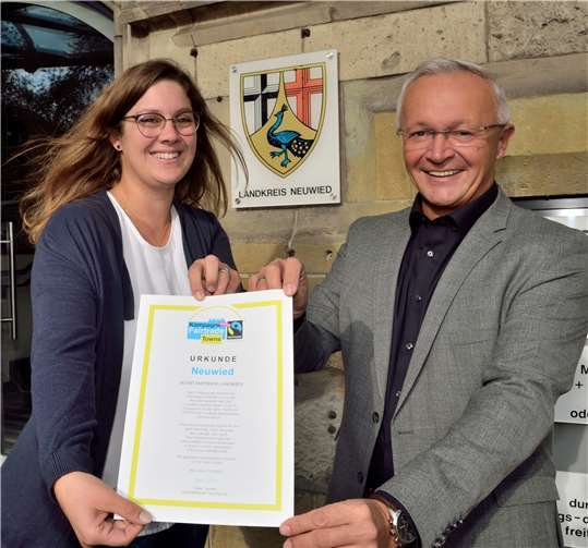 Landrat Achim Hallerbach und Gabi Schäfer von der Stabsstelle Energie, Klima, Umwelt bei der Kreisverwaltung freuen sich über die Verlängerung des Titels.Foto: Kreisverwaltung Neuwied