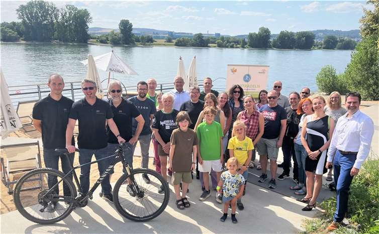 Landrat Achim Hallerbach und Janine Sieben inmitten der Siegerinnen und Sieger des diesjährigen Stadtradelns aus dem Kreis Neuwied.  Foto: Ulf Steffenfauseweh/Kreisverwaltung Neuwied