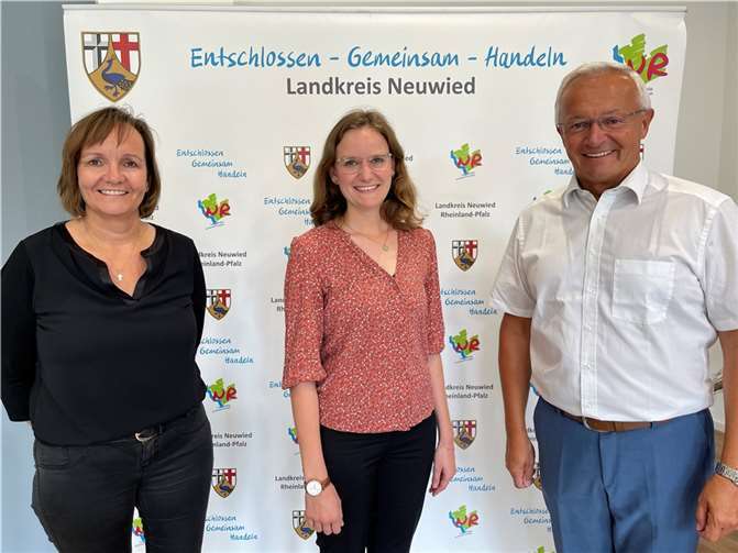 Landrat Achim Hallerbach und Kerstin Schwanbeck-Stephan von der Kreisverwaltung begrüßen die neue Projektmanagerin Franziska Beckmann (Mitte). Quelle: Kreis Neuwied