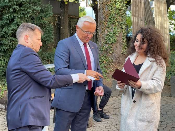 Landrat Achim Hallerbach und Klaus Flesch haben im vergangenen Jahr – hier ein Archivfoto - deutlich mehr Ausländer eingebürgert als in den Vorjahren.  Foto: Kreisverwaltung Neuwied
