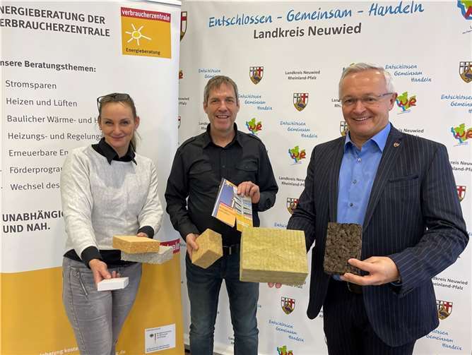 Landrat Achim Hallerbach und Klimaschutzmanagerin Janine Sieben freuen sich, dass Dipl.-Ing. Martin Knopp von der Verbraucherzentrale jetzt auch wieder in der Kreisverwaltung kostenlose Energieberatungen anbieten kann.  Foto: Kreisverwaltung Neuwied