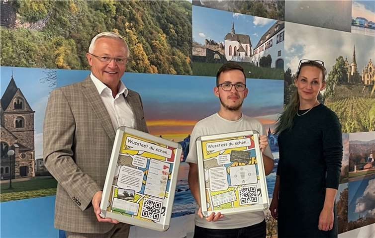 Landrat Achim Hallerbach und Klimaschutzmanagerin Janine Sieben gratulierten Azubi Justin Scheffen zu seinem tollen Erfolg beim Klimascout-Projekt. Seine Infotafeln werden künftig in der Kreisverwaltung aushängen.  Foto: Kreisverwaltung Neuwied / Ulf Steffenfauseweh