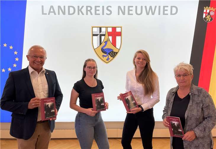Landrat Achim Hallerbach und Kreis-Gleichstellungsbeauftragte Doris Eyl-Müller gratulierten Fiona Isabel Schäfer (2. von links) und Lisa Laß zum diesjährigen Johanna-Loewenherz-Preis. Foto: Kreisverwaltung