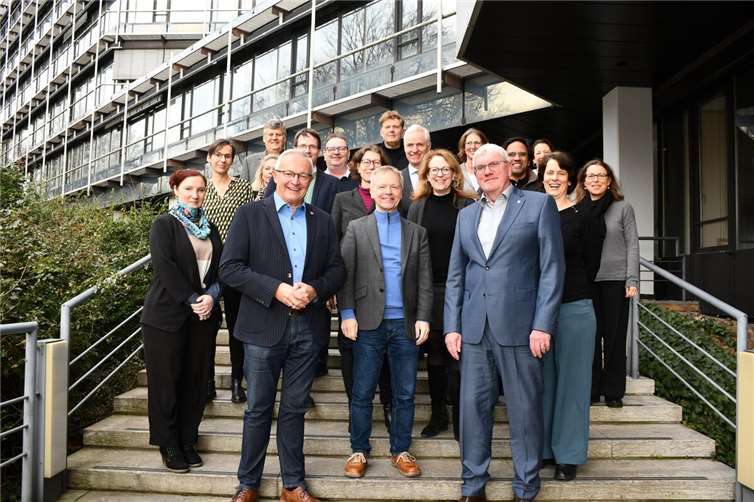 Landrat Achim Hallerbach und Landrat Sebastian Schuster (vorne links und vorne rechts) nehmen gemeinsam mit Vertretern aus Bonn, dem Rhein-Sieg-Kreis und dessen Kommunen, dem Kreis Ahrweiler und dem Kreis Neuwied sowie dem Verschönerungsverein für das Siebengebirge die Ergebnisse der Studie „Tore zur rheinischen Vielfalt“ entgegen.Foto: Rhein-Sieg-Kreis / Daniela Blumenthaler