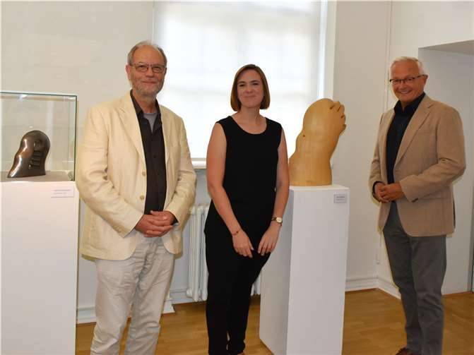 Landrat Achim Hallerbach und Museumsdirektorin Jennifer Stein ließen sich von Hans Otto Lohrengel selbst die Kunstwerke näherbringen.  Foto: Silke Läufer-Hermann