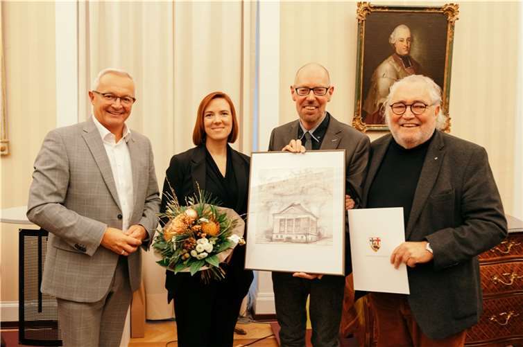 Landrat Achim Hallerbach und Uwe Langnickel von Seiten der Kunstschaffenden lobten das prägende Wirken des langjährigen Direktors des Roentgen-Museums, Bernd Willscheid, ebenso wie dessen Nachfolgerin Jennifer Stein.