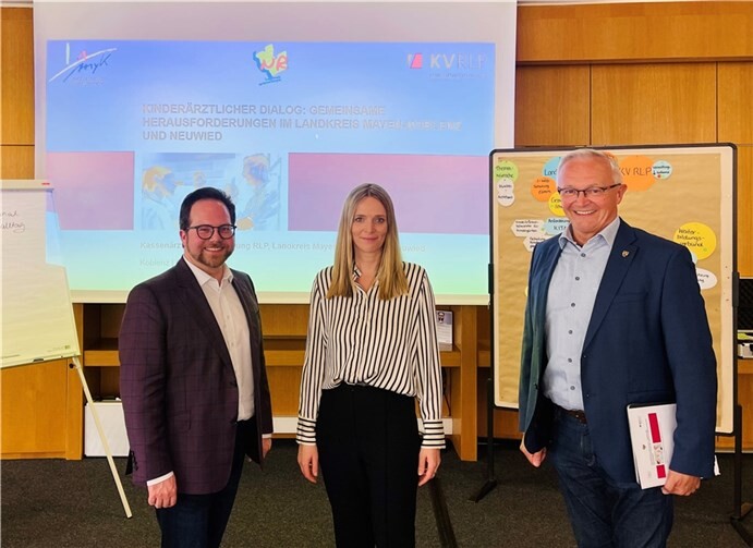 Landrat Achim Hallerbach und der 1. Beigeordnete des Landkreises Mayen-Koblenz; Pascal Badziong, äußerten sich anerkennend zum Auftakt des Dialogs mit der Kassenärztliche Vereinigung Rheinland-Pfalz und Referentin Melitta Fechner.  Foto: KV RLP/ Nadja Winter