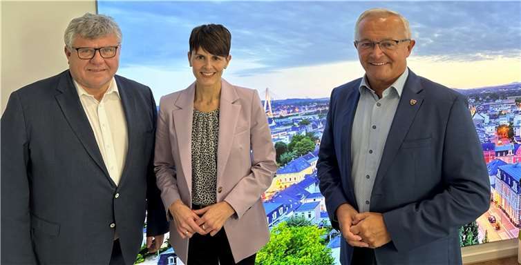 Landrat Achim Hallerbach und der 1. Kreisbeigeordnete Michael Mahlert hatten das Gespräch mit der neuen Vorsitzenden der Geschäftsführung der Agentur für Arbeit Neuwied, Stefanie Adam, bereits vor deren Dienstantritt am 1. Dezember gesucht. Foto: Thomas Herschbach