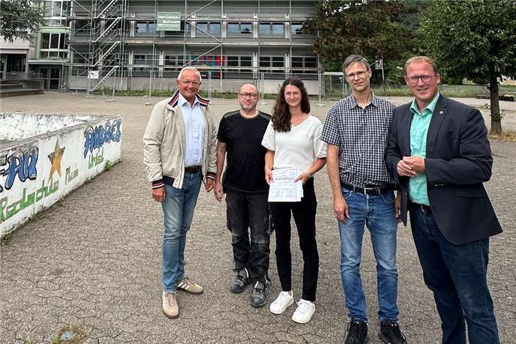 Landrat Achim Hallerbach und der 1. Kreisbeigeordnete Phillip Rasbach ließen sich von Marco Müller und Christina Junk (Kreis-Immobilienmanagement) und Realschul-Hausmeister Dietmar Kefer den Stand der Bauarbeiten an der Stefan-Andres-Realschule plus in der Kulturstadt Unkel erläutern.Foto: Thomas Herschbach