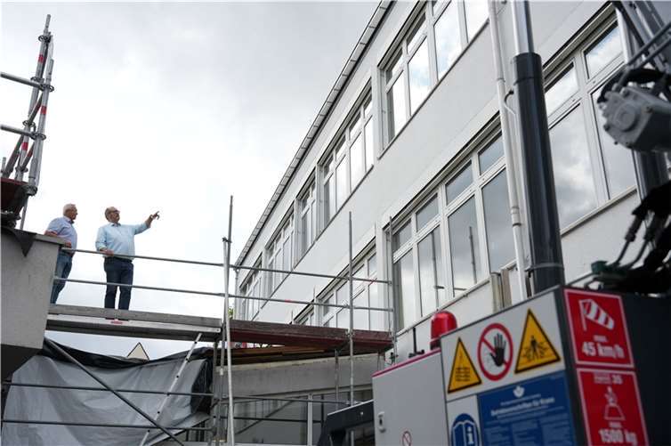 Landrat Achim Hallerbach und der Chef des Immobilienmanagements des Landkreises, Rüdiger David, machten sich vor Ort ein Bild vom Stand der Bauarbeiten.  Foto: Martin Boden/Kreisverwaltung Neuwied