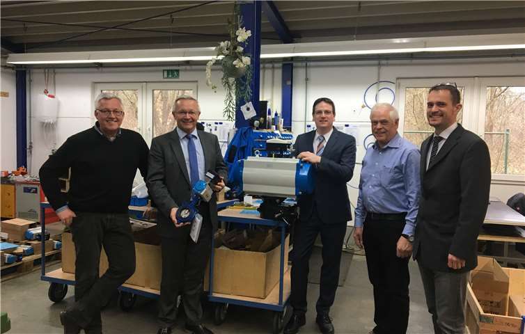 Landrat Achim Hallerbach und der Geschäftsführer der Wirtschaftsförderung des Landkreises Neuwied, Harald Schmillen besuchten die Firma APE im TZO Rheinbreitbach. Die APE Geschäftsführer Peter Hessling und Peter Willscheid begrüßen die Gäste und stellen Ihr Unternehmen vor.Privat