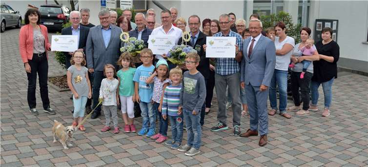 Landrat Achim Hallerbach und der erste Kreisbeigeordnete Michael Mahlert gratulierten den Siegergemeinden aus dem Landkreis Neuwied für das hervorragende Abschneiden im Gebietsentscheid „Unser Dorf hat Zukunft“ im Gebiet Koblenz: Linkenbach erreicht Platz 1 und Dattenberg Platz 4 in der Hauptklasse. Oberraden belegt Platz 1 in der Sonderklasse. Foto: Kreisverwaltung