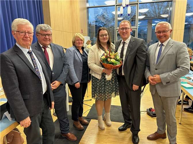Landrat Achim Hallerbach und der gesamte Kreisvorstand mit Werner Wittlich, dem 1. Kreisbeigeordneten Michael Mahlert und Birgit Haas gratulierten Philipp und Alica Rasbach als erstes zur Wahl als neuer 1. Kreisbeigeordneter ab 1. Mai 2024.  Foto: Thomas Herschbach