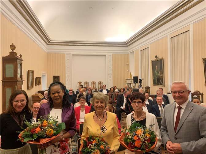 Landrat Achim Hallerbach und die Gleichstellungsbeauftragten Daniela Kiefer mit den Loewenherz-Preisträgerinnen 2024 Georginah Nussbaumer, Margret Mertins und Ingrid Seume.  Foto: Thomas Herschbach