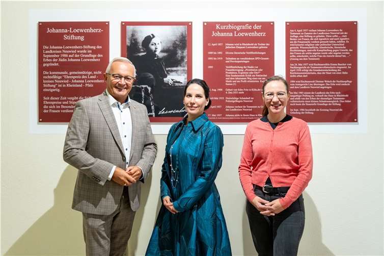 Landrat Achim Hallerbach und die Gleichstellungsbeauftragte des Landkreises Daniela Kiefer freuen sich mit der Loewenherz-Preisträgerin 2023 Prof. Dr. Katrin Winkler auf die Ehrung am 16. November.  Foto: Martin Boden / Kreisverwaltung Neuwied