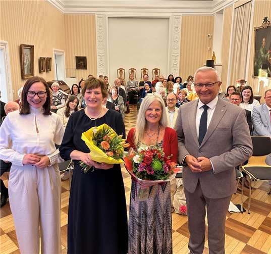 Landrat Achim Hallerbach und die Gleichstellungsbeauftragte des Landkreises Neuwied, Daniela Kiefer, ehrten die Fotografin Johanna Maria Fritz und die Anwältin Sonja Hirschberger. Für ihre beruflich im Auslandseinsatz tätige Tochter nahm deren Mutter Daniele Fritz (neben Landrat Achim Hallerbach) den Preis entgegen.Foto: Thomas Herschbach