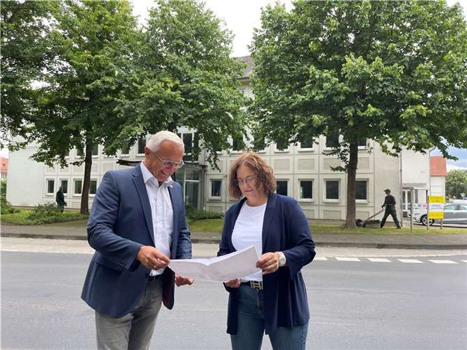 Landrat Achim Hallerbach und die neue Impfkoordinatorin Sabrina Kahnaus dem Gesundheitsamt vor dem künftigen Impfzentrum des Kreisesin Niederbieber. Noch sind einige Arbeiten im und rund um das ehemaligeBürogebäude vorzunehmen, grundsätzlich sind die Voraussetzungen aber optimal.