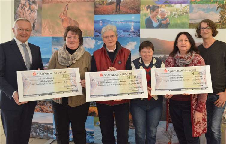 Landrat Achim Hallerbach unterstützt verschiedene Selbsthilfegruppen. In diesem Jahr gingen drei Spenden an Selbsthilfegruppen im Kreis Neuwied. (v.l.n.r.): Landrat Achim Hallerbach, Iris Brockmann (Gruppenleiterin der Selbsthilfegruppe „Mut und Kraft für ein neues Leben“ im Mehrgenerationenhaus in Neustadt), Hanne Bödding (Vorstandsmitglied im Selbsthilfenetzwerk gemeindenahe Psychiatrie e.V.), Tina Wagner (Gruppenleitung der SHG Ängste, Depressionen und Burnout im Diakonietreff in Puderbach), Claudia Pauly (Caritas Neuwied), Jens Arbeiter (Caritas/NEKIS).