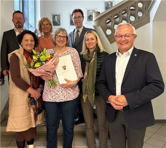 Landrat Achim Hallerbach verabschiedete Annemarie Unger in Gegenwart von (von rechts) Büroleiterin Diana Wonka, dem Leitenden Staatlichen Beamten Martin Jung, der stellvertretenden Abteilungsleiterin Schulen, Mechtild Laupichler, Personalchef Oliver Honnef und der Personalratsvorsitzenden Birgit Eisenhuth in den Ruhestand.  Foto: Thomas Herschbach