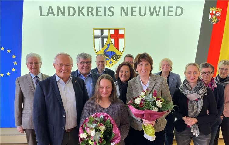 Landrat Achim Hallerbach verabschiedete gemeinsam mit Kreisvorstand, Abteilungsleitern und Kollegen die „Leitende staatliche Beamtin“ Hildegard Person-Fensch (mit Blumen rechts) und stellvertretende Gesundheitsamtsleiterin Ilonka Degenhardt.  Foto: Kreis Neuwied