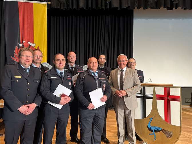 Landrat Achim Hallerbach verlieh das „Silbernes Feuerwehrehrenzeichen am Bande“ in Gegenwart von BKI Holger Kurz (links) und dessen Stellvertreter Volker Lemgen (hinten rechts) an fünf verdiente Feuerwehrkameraden.  Foto: Thomas Herschbach