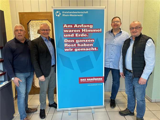 Landrat Achim Hallerbach verlieh im Jahresgespräch mit Kreishandwerksmeister Ralf Winn (links), Michael Braun, Geschäftsführer der Kreishandwerkerschaft, und Geschäftsstellenleiter Matthias Dahmen (rechts) in der Geschäftsstelle der Kreishandwerkerschaft Rhein-Westerwald in Neuwied seiner Überzeugung Ausdruck, dass der regelmäßige persönliche Dialog zwischen Wirtschaft und Politik sowie regionale Netzwerke für einen wirtschaftsstarken Standort unabdingbar sind.Foto: Thomas Herschbach