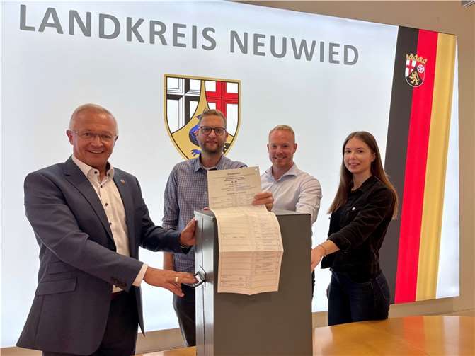 Landrat Achim Hallerbach (von links), Florian Nußbaum, Sven Adamczewski und Auszubildende Karolin Kaiser haben die Vorbereitungen für die Bundestagswahl im Wahlkreis Neuwied/Altenkirchen weitestgehend abgeschlossen.