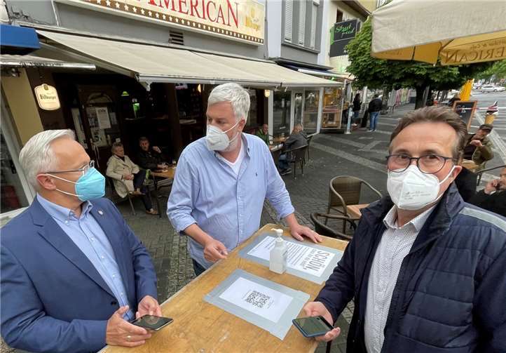 Landrat Achim Hallerbach (von links), Heiner Kloft vom „American“ und Jörg Germandi vom Food-Hotel freuen sich über die Einführung der Luca-App im Kreis Neuwied, die vor allem für die Gastgeber ein weitestgehendes Ende der Zettelwirtschaft bei der Kontakterfassung bedeutet. „Nach unseren ersten Erfahrungen checken bei uns schon jetzt 80 Prozent der Gäste digital ein“, berichtet Kloft erfreut.Foto: Kreisverwaltung