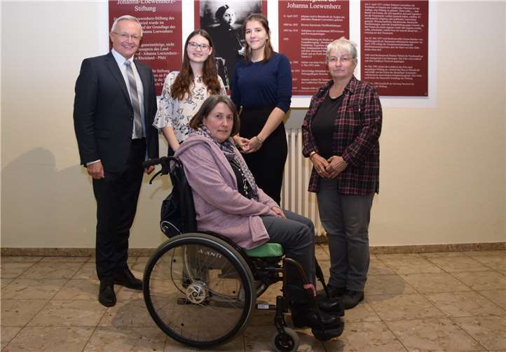 Landrat Achim Hallerbach (von links) mit den Stipendiatinnen Victoria Elisa Over, Gabi Krautscheid, Caroline Brömmelhues und der Gleichstellungsbeauftragten Doris Eyl-Müller. Foto: Kreisverwaltung Neuwied