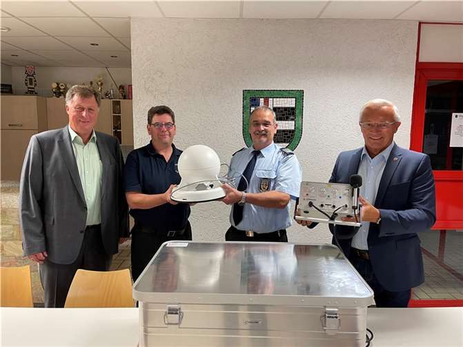 Landrat Achim Hallerbach (von rechts) und Volker Lemgen vom Amt für Brand- und Katastrophenschutz der Kreisverwaltung übergaben eine der ersten Mobilen Hochleistungsbeschallungsanlagen an Dierdorfs Wehrleiter Andreas Schmidt und den Bürgermeister der Verbandsgemeinde Dierdorf, Horst Rasbach.Quelle: Kreis Neuwied