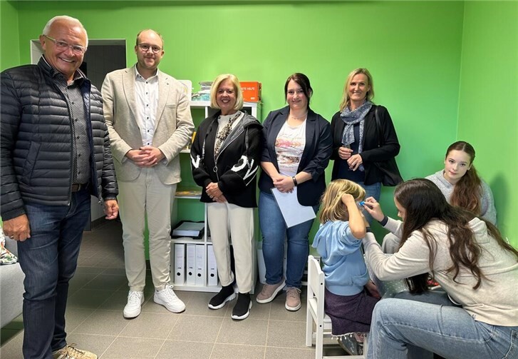 Landrat Achim Hallerbach war bei der offiziellen Eröffnung der Kita-Tagespflege „Waldwichtel“ in Breitscheid voll des Lobes für Initiatorin und Namenspatin Jeannine Krause, Ortsbürgermeisterin Rita Viccari und den Breitscheider Gemeinderat. Vor Ort war ebenfalls der neue Bürgermeister der Verbandsgemeinde Rengsdorf-Waldbreitbach, Pierre Fischer.  Foto: Thomas Herschbach