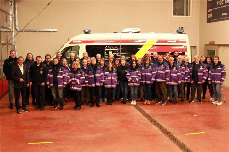 Landrat Achim Schwickert (2.v.l.), der stellvertretende BKI Jens Weinriefer, BKI Tobias Haubrich sowie die Leiterin der Notfallseelsorge Bea Vogt (v.l.n.r.) und ihr Team tauschten sich über die Einsätze der Notfallseelsorge aus.  Foto: Kreisverwaltung / Carolin Faller