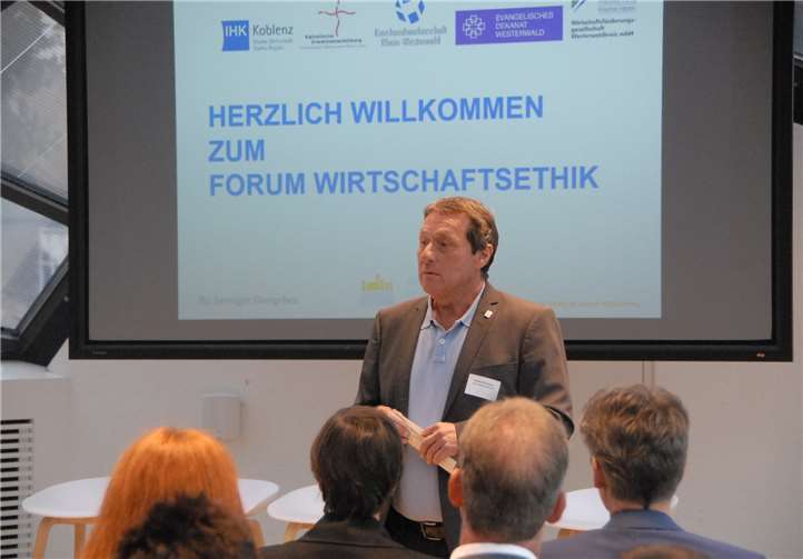 Landrat Achim Schwickert begrüßte die Teilnehmer des Forums Wirtschaftsethik im gläsernen Konferenzraum von Schloss Montabaur.