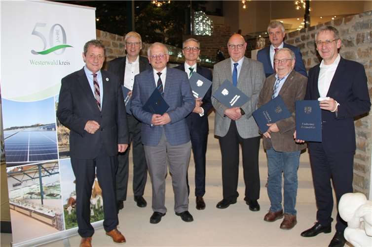 Landrat Achim Schwickert ehrte (v.li.): Dr. Stephan Krempel, Johannes Kempf, Dr. Kai Müller, Harald Ulrich, Klaus Müller, Peter Müller und Hendrik Hering (MdL). Fotos: Kreisverwaltung / Nicole Chemnitz