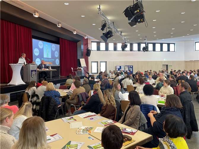Landrat Achim Schwickert eröffnete den 1. Westerwälder Pflegekongress. Foto: Kreisverwaltung / Angela Hartmann