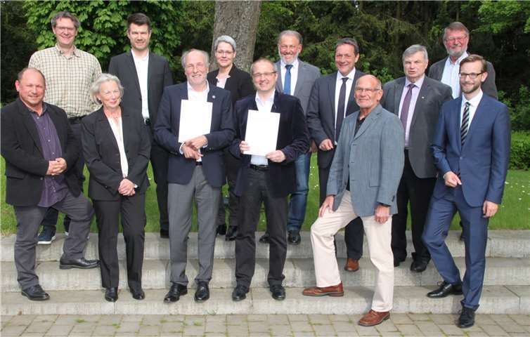 Landrat Achim Schwickert händigte die Ehrennadel des Landes Rheinland-Pfalz an Hans-Jörg Sievers und Mario Siry (3. u. 4. v. li. unten) aus. Pressestelle der Kreisverwaltung