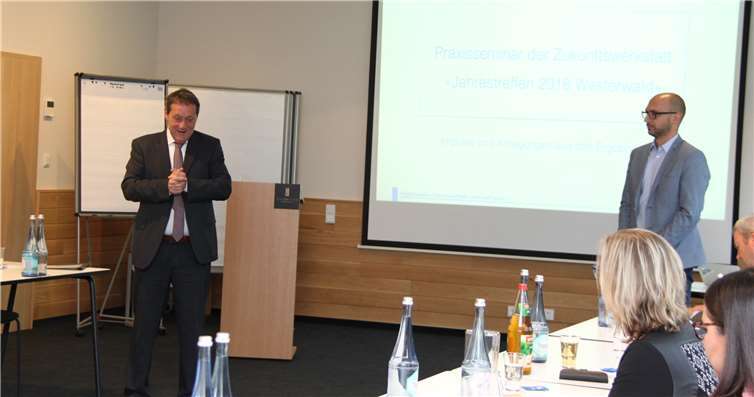 Landrat Achim Schwickert (links) und Robbert Kebbekus, Universität Siegen, freuen sich über den Erfolg des gemeinsamen Projekts. Pressestelle der Kreisverwaltung