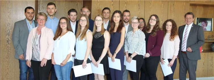 Landrat Achim Schwickert (rechts) freut sich gemeinsam mit Büroleiterin Gudrun Bendel und Personalreferent Sebastian Wehr (links) über das erfolgreiche Abschneiden der 14 Nachwuchskräfte.  Kreisverwaltung des Westerwaldkreises