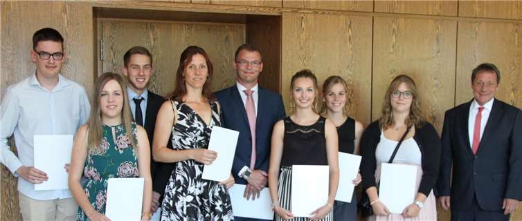 Landrat Achim Schwickert (rechts) freut über das erfolgreiche Abschneiden der acht Nachwuchskräfte.Foto: Kreisverwaltung des Westerwaldkreises