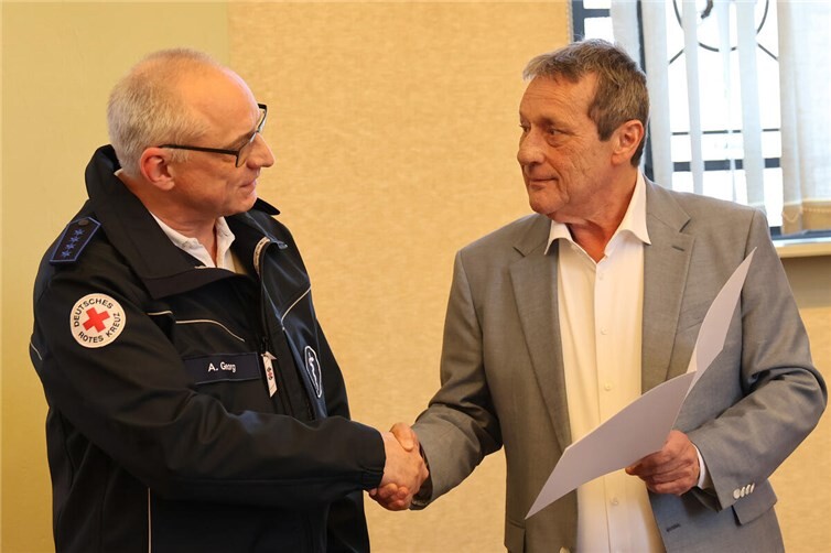 Landrat Achim Schwickert (rechts) überreichte Urkunde und Ehrennadel an Armin Georg. Fotos:Kreisverwaltung / Carolin Faller