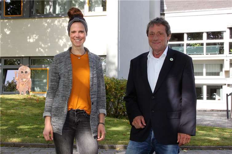 Landrat Achim Schwickert tauscht sich mit der neuen Kreismusikschulleiterin Milena Lenz-Mester aus. Foto: Kreisverwaltung / Carolin Faller