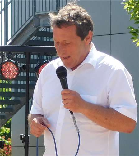 Landrat Achim Schwickert überbringt die Glückwünsche des WW-Kreises.