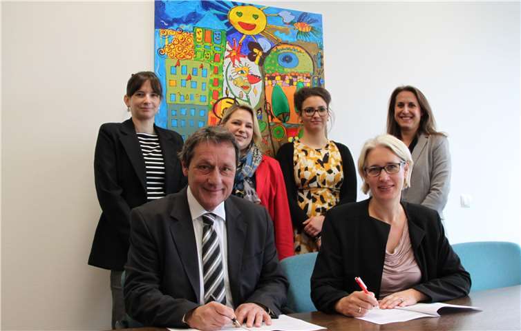 Landrat Achim Schwickert und Dr. Tanja Wolf unterzeichnen die Kooperationsvereinbarung. Pressestelle der Kreisverwaltung